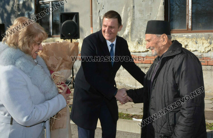 С камбанен звън от всички храмове и военни почести Хасково отбеляза 147 години от Освобождението на града