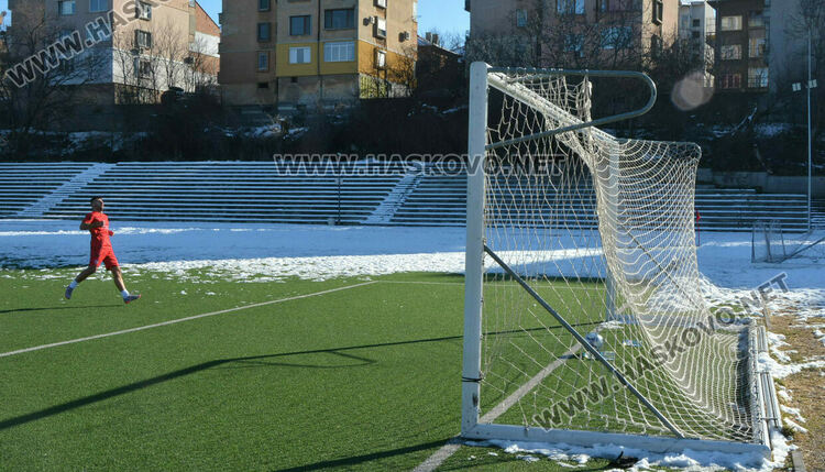 Футболистите на „Хасково“ разгромиха с 4:1 „Върбица“ на ст. „Младост“