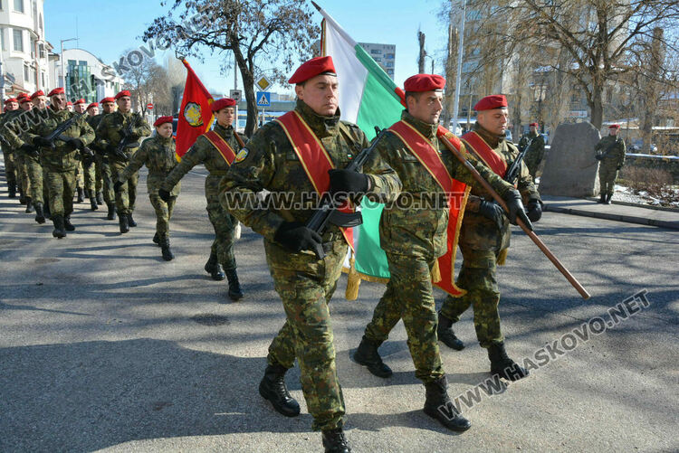 С камбанен звън от всички храмове и военни почести Хасково отбеляза 147 години от Освобождението на града