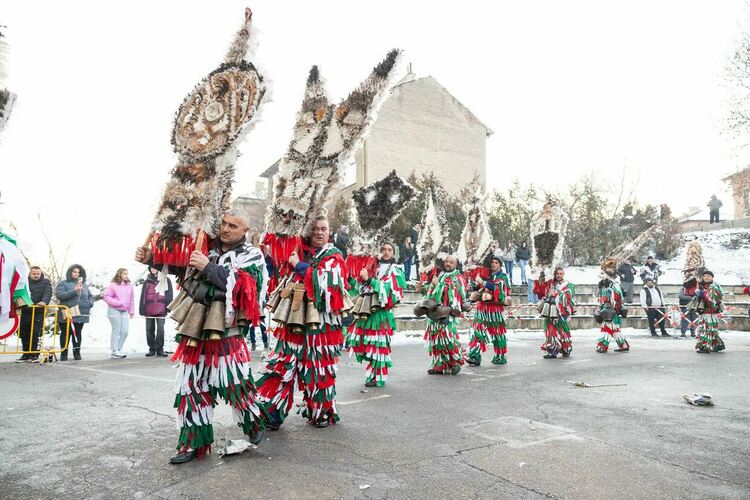 Звън на чанове, страховити маски, носени от стотици сурвакари, огласиха центъра на Радомир, където се състоя магичният празник „Тайнството на Сурва“