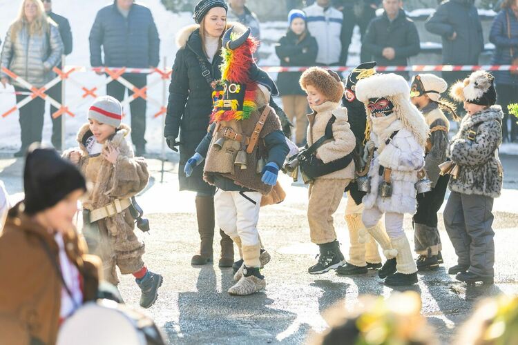 Звън на чанове, страховити маски, носени от стотици сурвакари, огласиха центъра на Радомир, където се състоя магичният празник „Тайнството на Сурва“