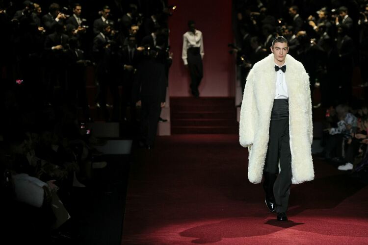 Долче и Габана напомниха за блясъка от времето на Фелини в новата си мъжка колекция 