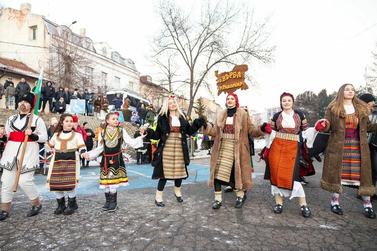 Звън на чанове, страховити маски, носени от стотици сурвакари, огласиха центъра на Радомир, където се състоя магичният празник „Тайнството на Сурва“