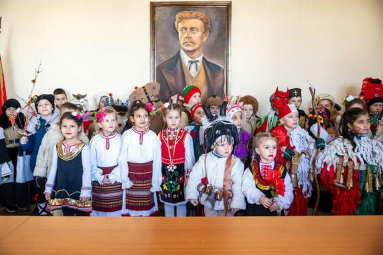 Малките сурвакари от Радомир отправиха празничен поздрав към кмета Кирил Стоев