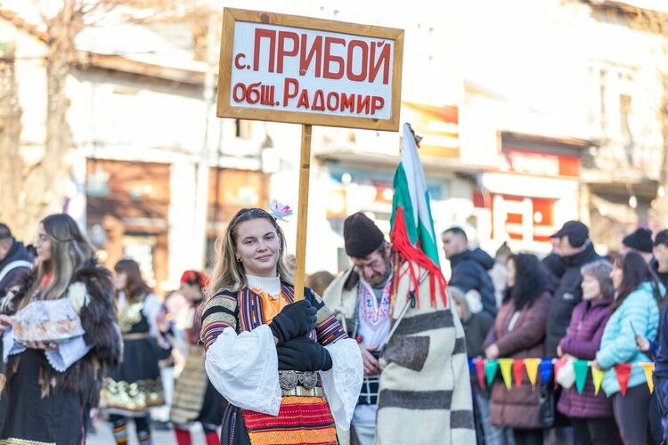 Звън на чанове, страховити маски, носени от стотици сурвакари, огласиха центъра на Радомир, където се състоя магичният празник „Тайнството на Сурва“
