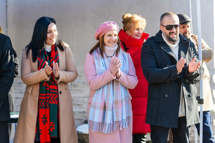 Звън на чанове, страховити маски, носени от стотици сурвакари, огласиха центъра на Радомир, където се състоя магичният празник „Тайнството на Сурва“