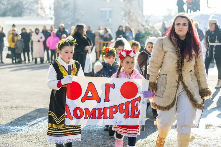 Звън на чанове, страховити маски, носени от стотици сурвакари, огласиха центъра на Радомир, където се състоя магичният празник „Тайнството на Сурва“