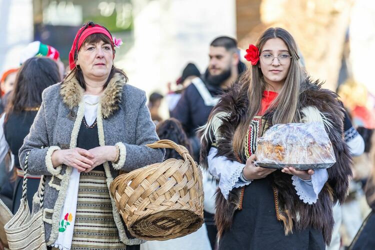 Звън на чанове, страховити маски, носени от стотици сурвакари, огласиха центъра на Радомир, където се състоя магичният празник „Тайнството на Сурва“