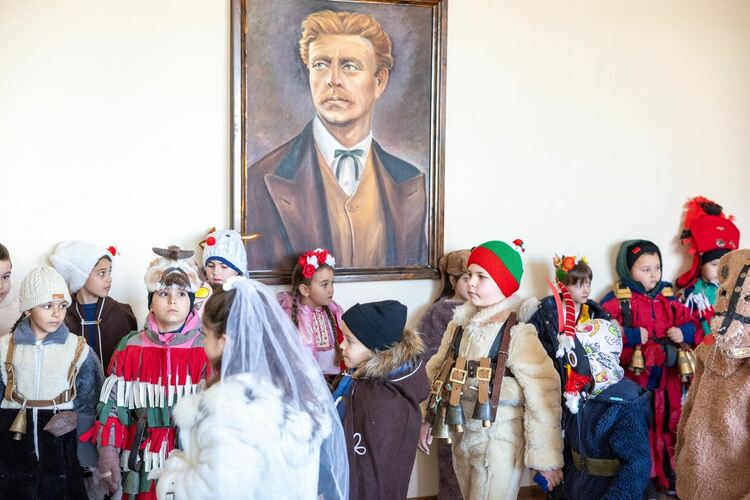 Малките сурвакари от Радомир отправиха празничен поздрав към кмета Кирил Стоев