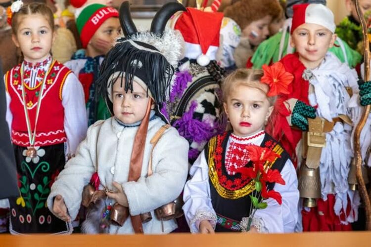 Малките сурвакари от Радомир отправиха празничен поздрав към кмета Кирил Стоев