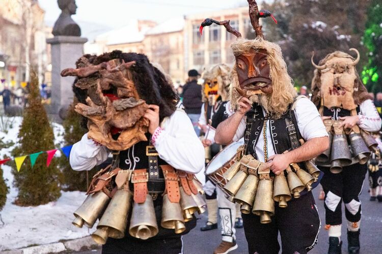 Звън на чанове, страховити маски, носени от стотици сурвакари, огласиха центъра на Радомир, където се състоя магичният празник „Тайнството на Сурва“