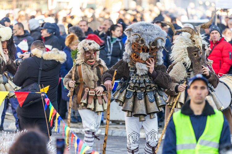 Звън на чанове, страховити маски, носени от стотици сурвакари, огласиха центъра на Радомир, където се състоя магичният празник „Тайнството на Сурва“
