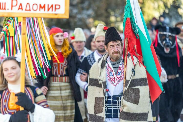 Звън на чанове, страховити маски, носени от стотици сурвакари, огласиха центъра на Радомир, където се състоя магичният празник „Тайнството на Сурва“