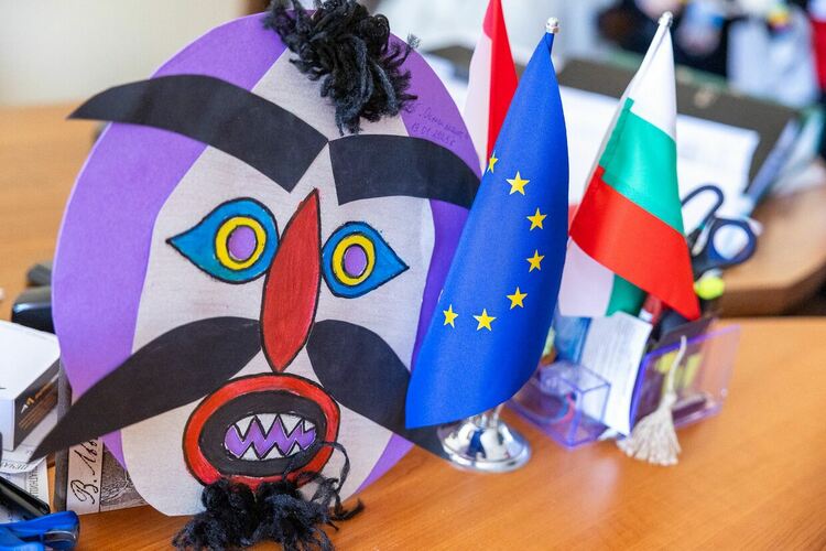 Малките сурвакари от Радомир отправиха празничен поздрав към кмета Кирил Стоев