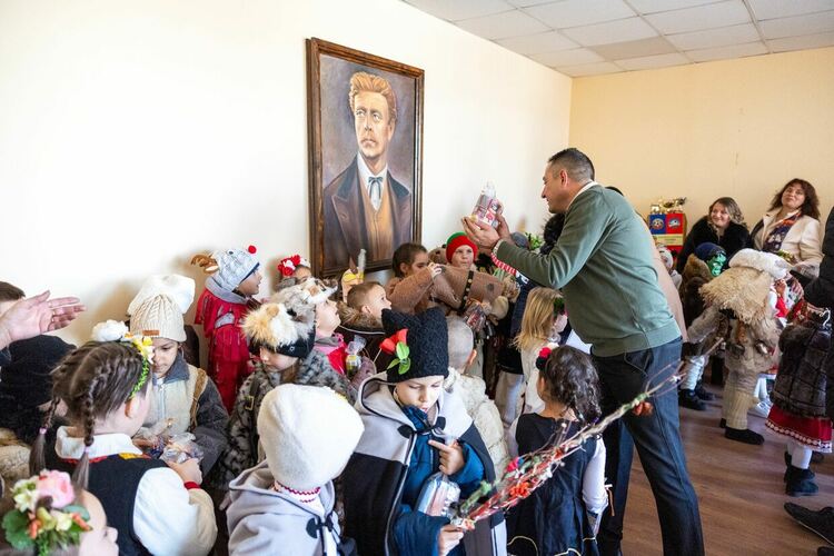 Малките сурвакари от Радомир отправиха празничен поздрав към кмета Кирил Стоев