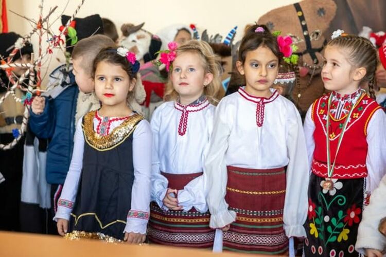 Малките сурвакари от Радомир отправиха празничен поздрав към кмета Кирил Стоев