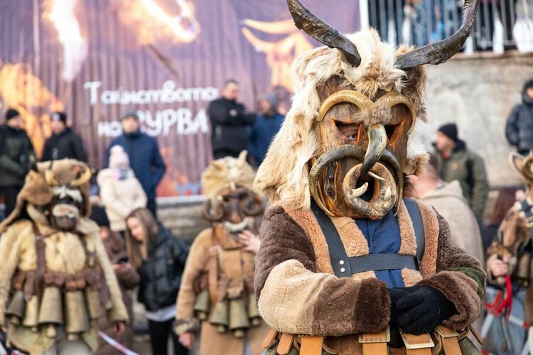 Звън на чанове, страховити маски, носени от стотици сурвакари, огласиха центъра на Радомир, където се състоя магичният празник „Тайнството на Сурва“