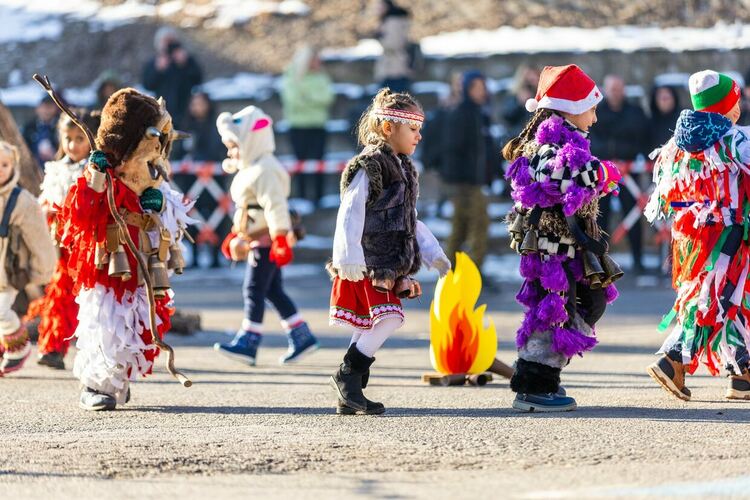 Звън на чанове, страховити маски, носени от стотици сурвакари, огласиха центъра на Радомир, където се състоя магичният празник „Тайнството на Сурва“
