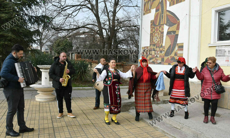 Баби пожелаха на изродено от тях детенце здраве и успехи в живота