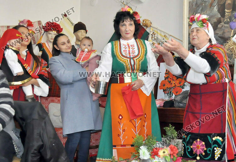 Бабинден с възстановка на ритуала „подливане“ в Хасково
