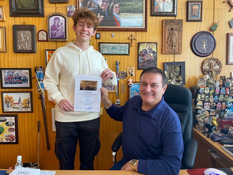 Есе за летец изстрелва Любомир Колев на върха