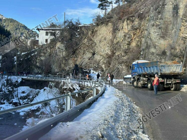Срутище затвори пътя Смолян - Девин в района на Широка лъка
