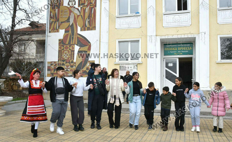 Баби пожелаха на изродено от тях детенце здраве и успехи в живота