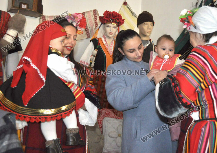 Бабинден с възстановка на ритуала „подливане“ в Хасково