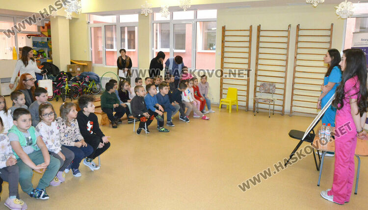 Преглеждат деца за „мързеливо око“ по инициатива на Ротари клуб Хасково – Аида