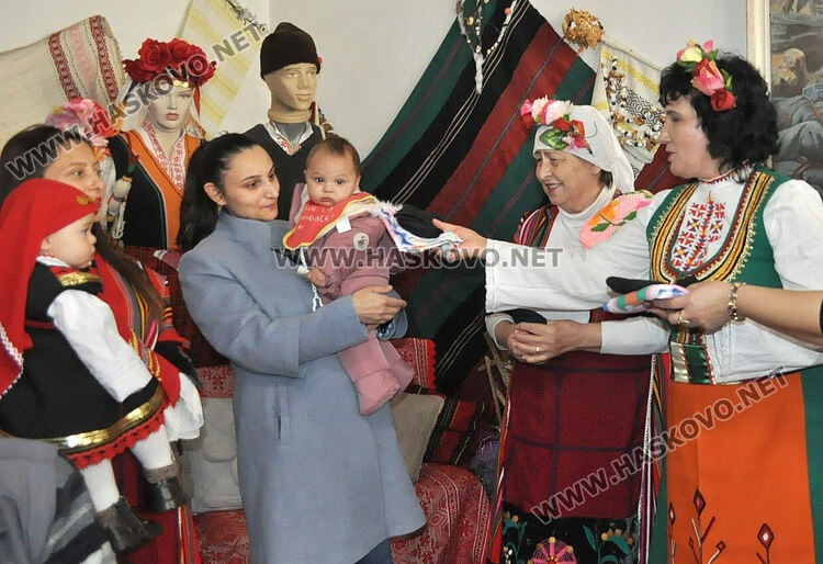 Бабинден с възстановка на ритуала „подливане“ в Хасково