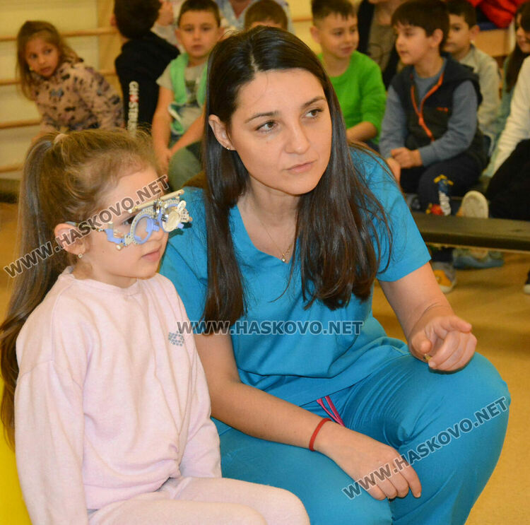 Преглеждат деца за „мързеливо око“ по инициатива на Ротари клуб Хасково – Аида