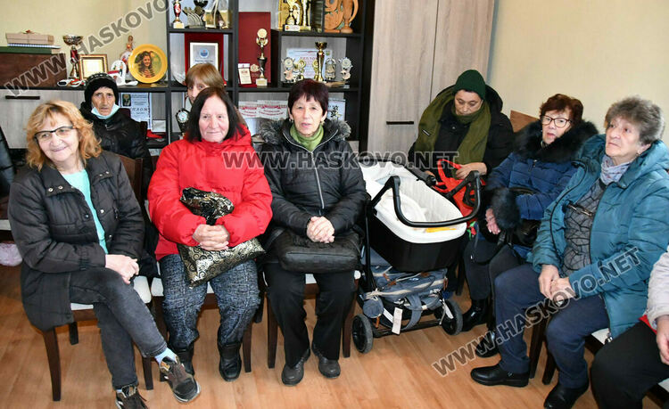 Баби пожелаха на изродено от тях детенце здраве и успехи в живота