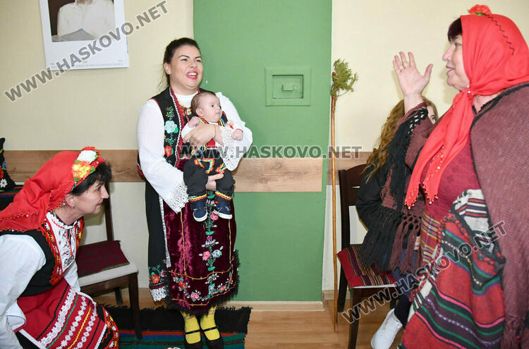 Баби пожелаха на изродено от тях детенце здраве и успехи в живота