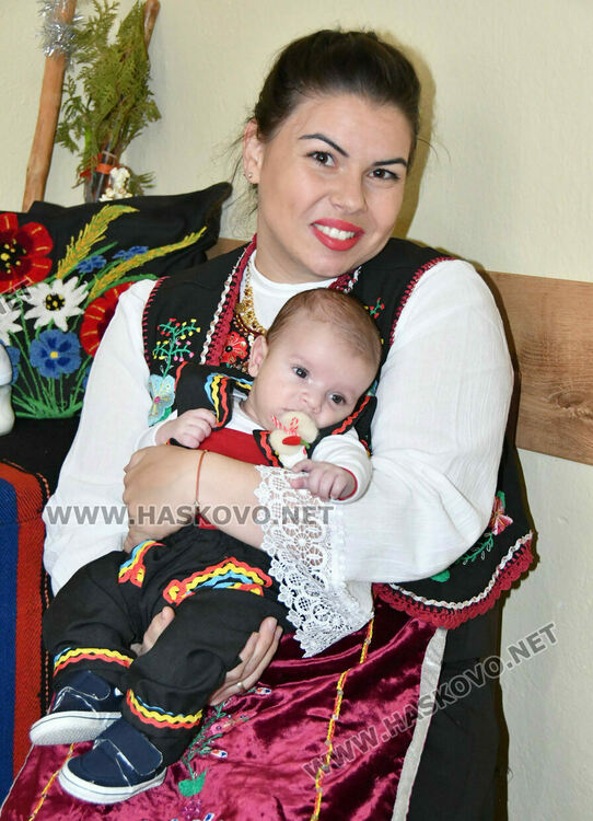 Баби пожелаха на изродено от тях детенце здраве и успехи в живота