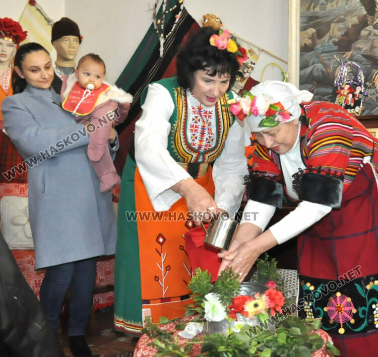 Бабинден с възстановка на ритуала „подливане“ в Хасково