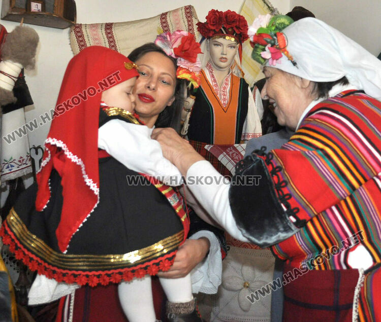 Бабинден с възстановка на ритуала „подливане“ в Хасково