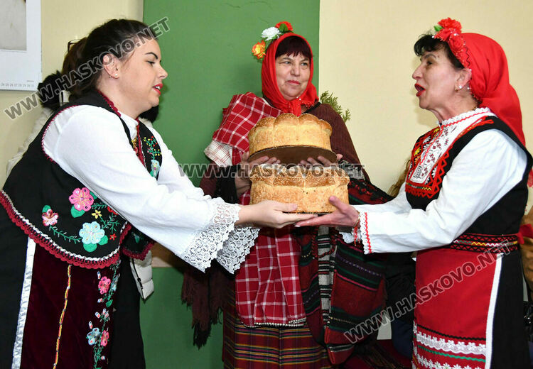 Баби пожелаха на изродено от тях детенце здраве и успехи в живота