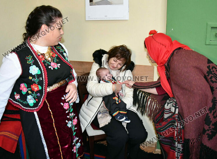 Баби пожелаха на изродено от тях детенце здраве и успехи в живота