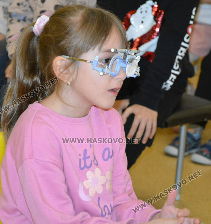 Преглеждат деца за „мързеливо око“ по инициатива на Ротари клуб Хасково – Аида