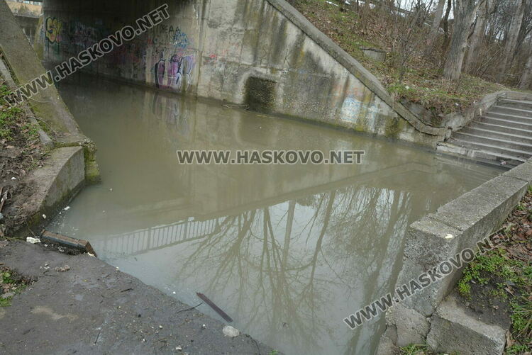 Фекални води се изливат в „Орфей“, наводнен е и подлез