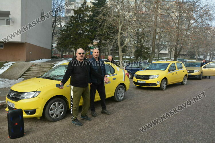Таксиметрови шофьори протестираха срещу глоби от Общинска полиция, имало сигнали за нарушения