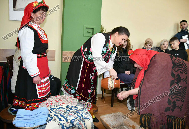 Баби пожелаха на изродено от тях детенце здраве и успехи в живота