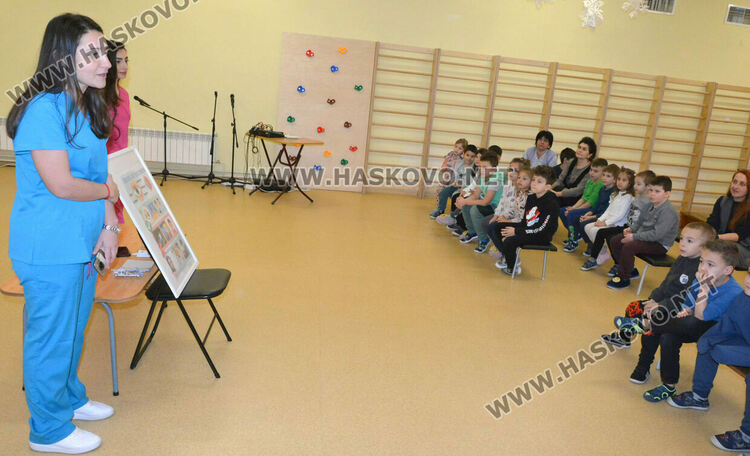 Преглеждат деца за „мързеливо око“ по инициатива на Ротари клуб Хасково – Аида