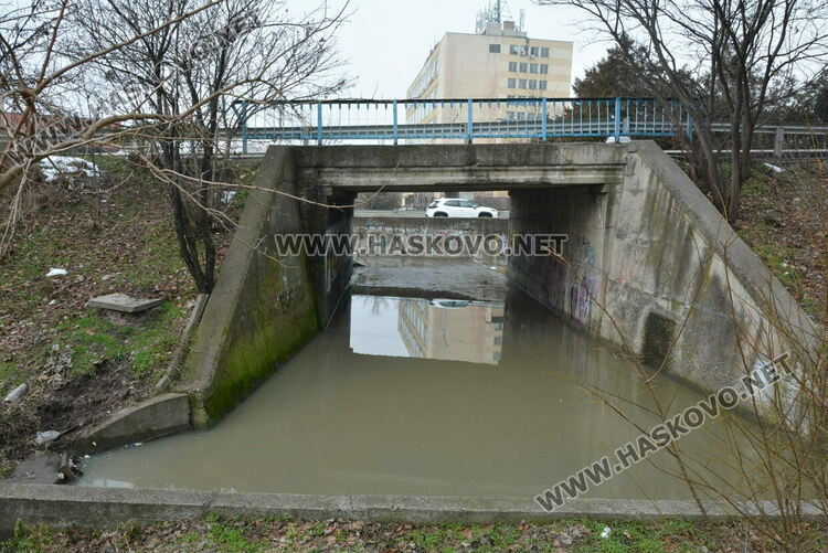 Фекални води се изливат в „Орфей“, наводнен е и подлез