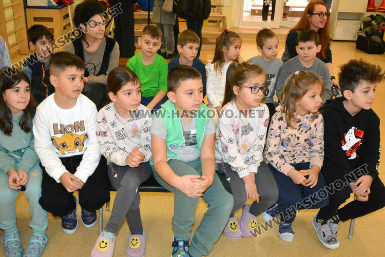 Преглеждат деца за „мързеливо око“ по инициатива на Ротари клуб Хасково – Аида