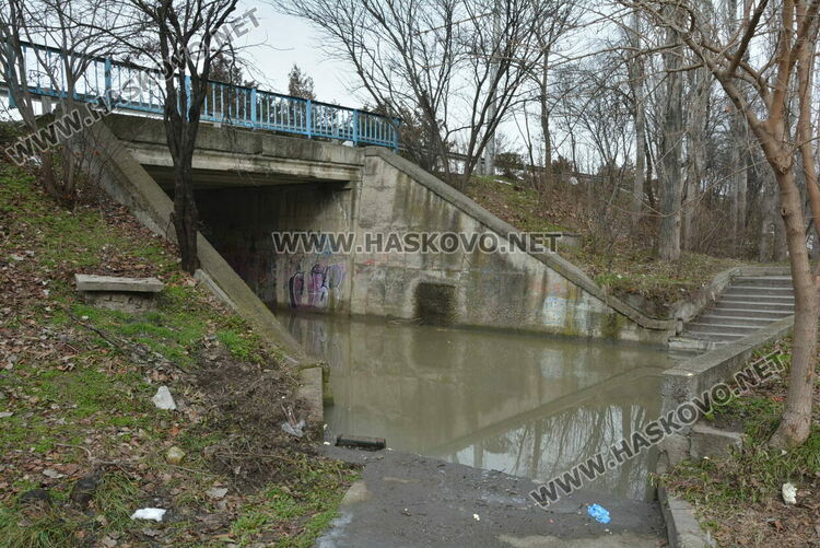 Фекални води се изливат в „Орфей“, наводнен е и подлез