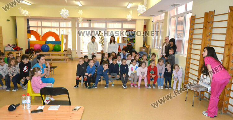 Преглеждат деца за „мързеливо око“ по инициатива на Ротари клуб Хасково – Аида