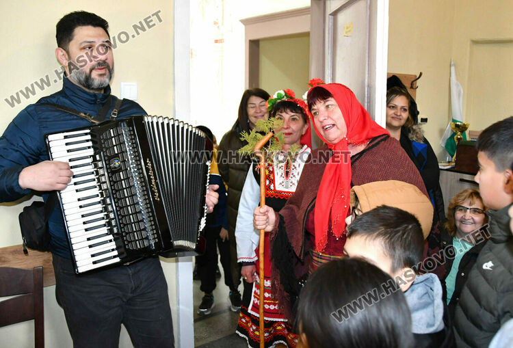 Баби пожелаха на изродено от тях детенце здраве и успехи в живота