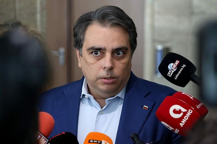 Асен Василев на брифинг в парламента