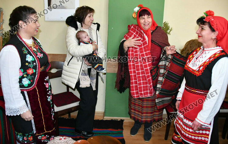 Баби пожелаха на изродено от тях детенце здраве и успехи в живота